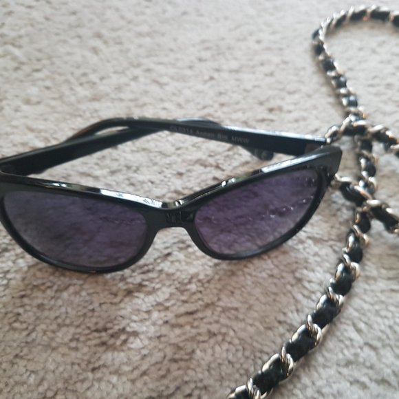 Purse with silver tone chain strap and sungasses - Picture 3 of 4